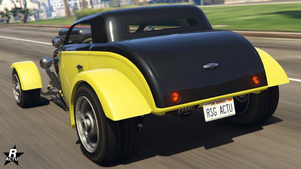Vue de l'arrière de la voiture Vapid Hotknife dans le jeu GTA Online, sa carrosserie est peinte en deux couleurs, en jaune vif, et en noir pour son coffre et son toit.