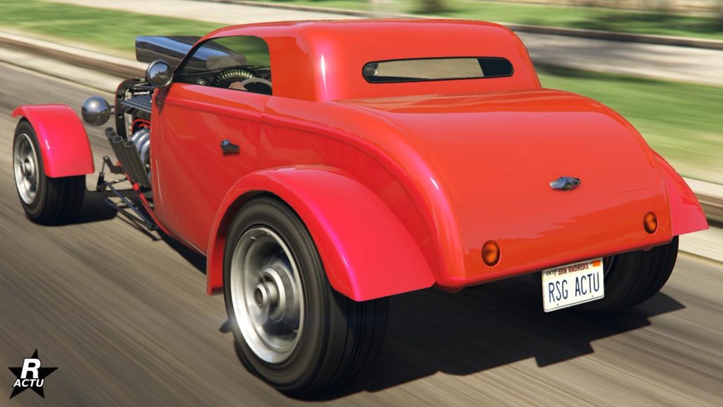 Image de l'arrière du bolide Vapid Hotknife circulant sur une route ensoleillée du jeu GTA Online. La voiture est intégralement peinte en rouge vif avec quelques reflets rose.