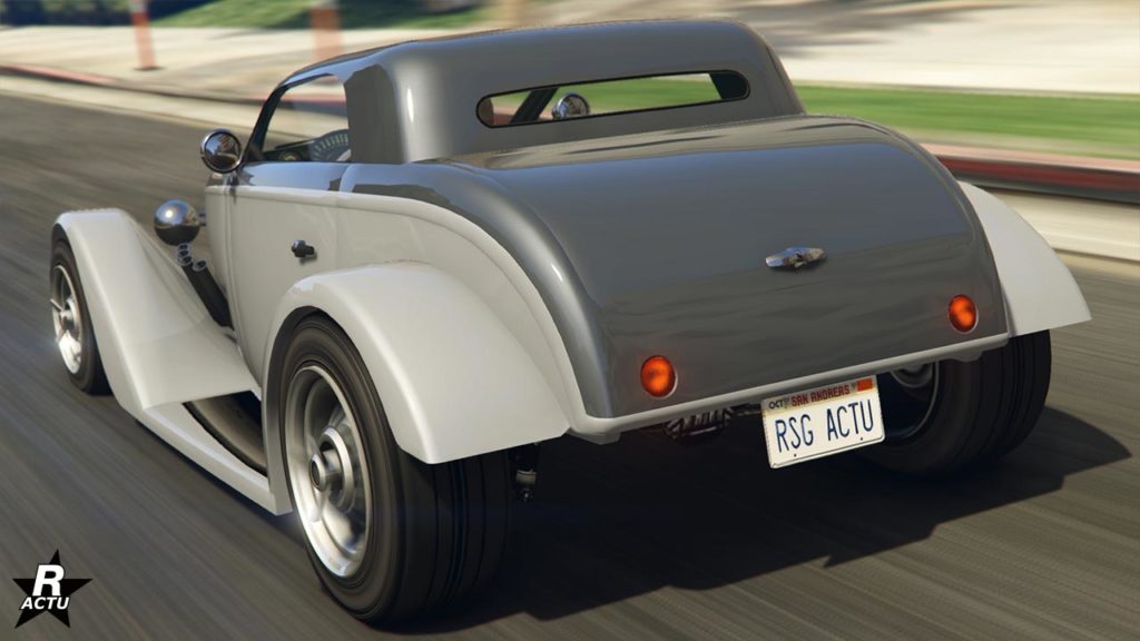 Vue arrière de la voiture de type Hot Road américain Vapid Hotknife dans le jeu de Rockstar, GTA Online. Le véhicule dispose d'une peinture duochrome, gris clair sur les parties latérales de la carrosserie et gris foncé sur le toit et le coffre du bolide.