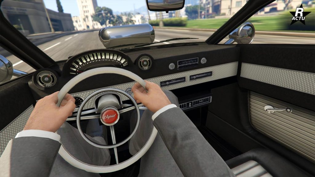 Point de vue du conducteur lors de la conduite du Hot Road américain Vapid Hotknife dans le jeu vidéo GTA Online. L'habitacle intérieur est clairement visible, au centre du volant circulaire se trouve le logo du constructeur, Vapid.