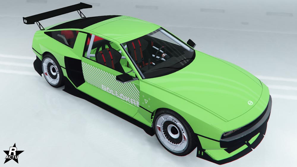 Décalcomanie "Bollokan futuriste" sur la carrosserie de la voiture coréenne Envisage dans GTA Online. Il s'agit d'un motif de bandes blanches rayées sur les portières latérales avec écrit le nom de la marque du véhicule par-dessus.