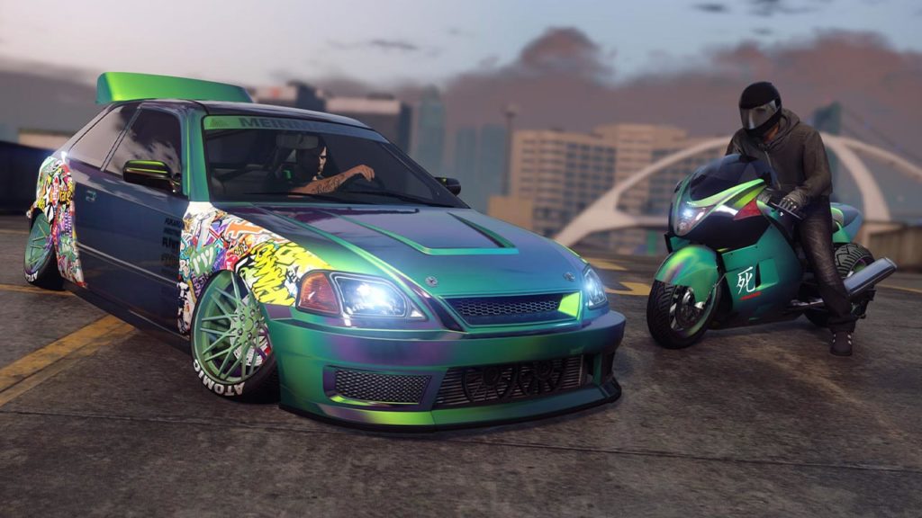 Peinture caméléon Flip turquoise/violet sur une voiture et une moto dans le jeu vidéo GTA Online.