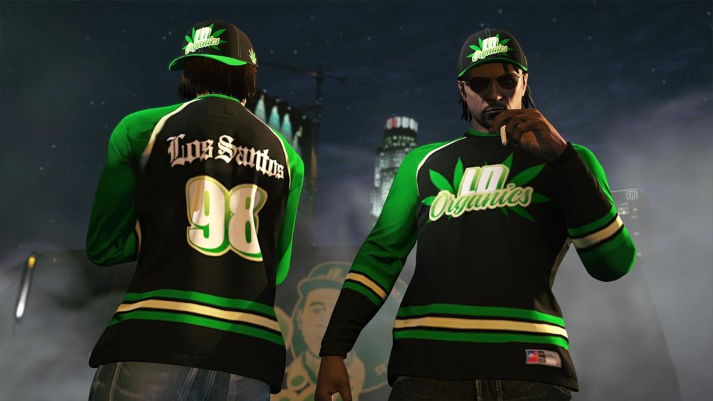 Deux personnages de GTA Online portant fièrement la casquette et le haut LD Organics 420, il s'agit de deux vêtements exclusifs à l'abonnement GTA+ en avril 2025.