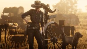 Un personnage féminin de Red Dead Online se trouvant devant un campement de joueur avec des tantes et le chien de garde en arrière plan, ainsi que le poteau de voyage rapide.