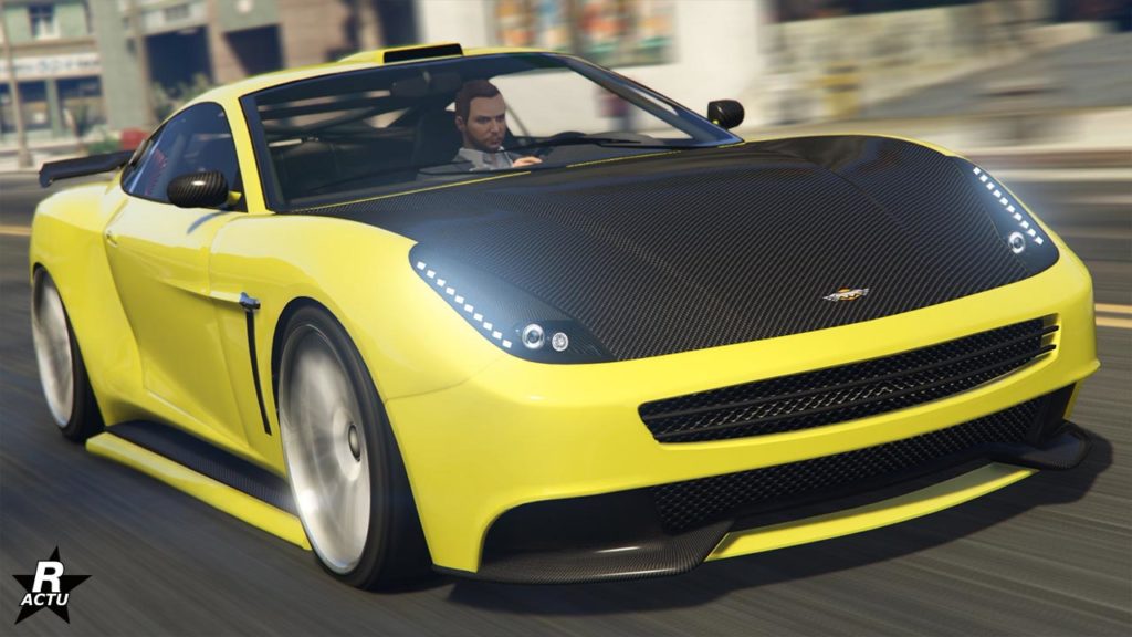 Vue avant du bolide Dewbauchee Massacro roulant à vive allure dans le jeu vidéo GTA Online de Rockstar Games. La voiture britannique est entièrement peinte en jaune canari, à l'exception du capot qui est fait de fibres de carbone noires.