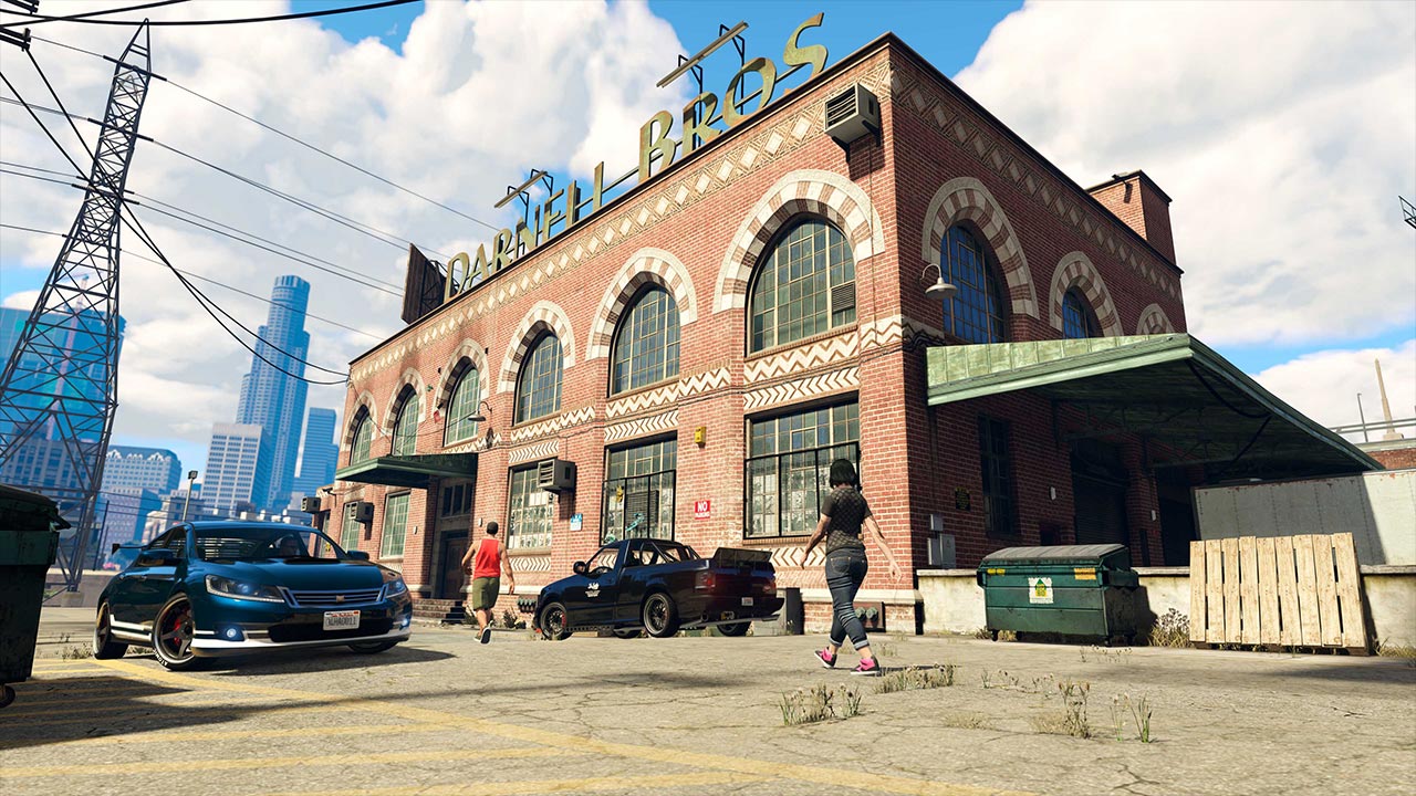 L'extérieur de l'usine de vêtements Darnell Inc où deux voitures et deux personnages jouables de GTA Online sont devant la propriété dans la ruelle.