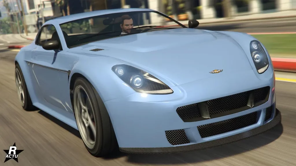 Vue avant de la Rapid GT, une voiture de sport dans le jeu GTA Online. Le véhicule se présente sur l'image avec une peinture bleu clair sur sa carrosserie.