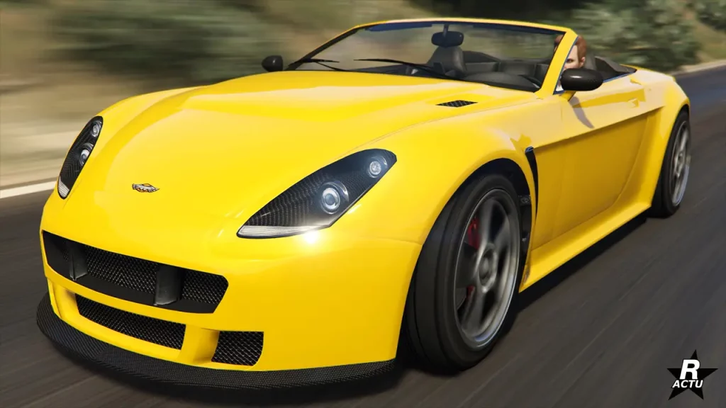 Image présentant l'avant de la voiture britannique Dewbauchee Rapid GT décapotable dans le jeu vidéo GTA Online. Le véhicule a sa carrosserie peinte en jaune et la capote sur le toit est repliée dans le coffre.