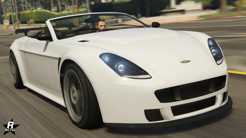 Image de l'avant de la voiture Rapid GT décapotable du constructeur anglais Dewbauchee. Elle se trouve sur une route du jeu vidéo GTA Online, sa carrosserie est peinte en blanc et elle se trouve en mode décapotable où l'habitacle est ouvert sur l'extérieur.