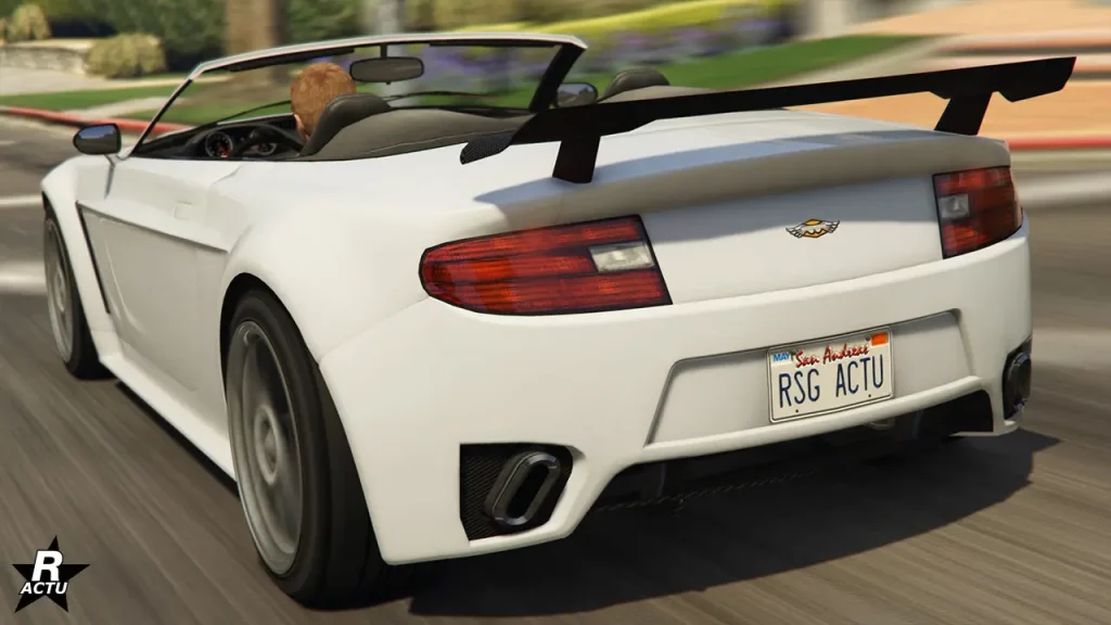 L'arrière du bolide de sport décapotable Rapid GT dans le jeu de Rockstar Games, GTA Online. Le véhicule est de couleur blanc et un aileron en carbone est fixé sur le coffre.