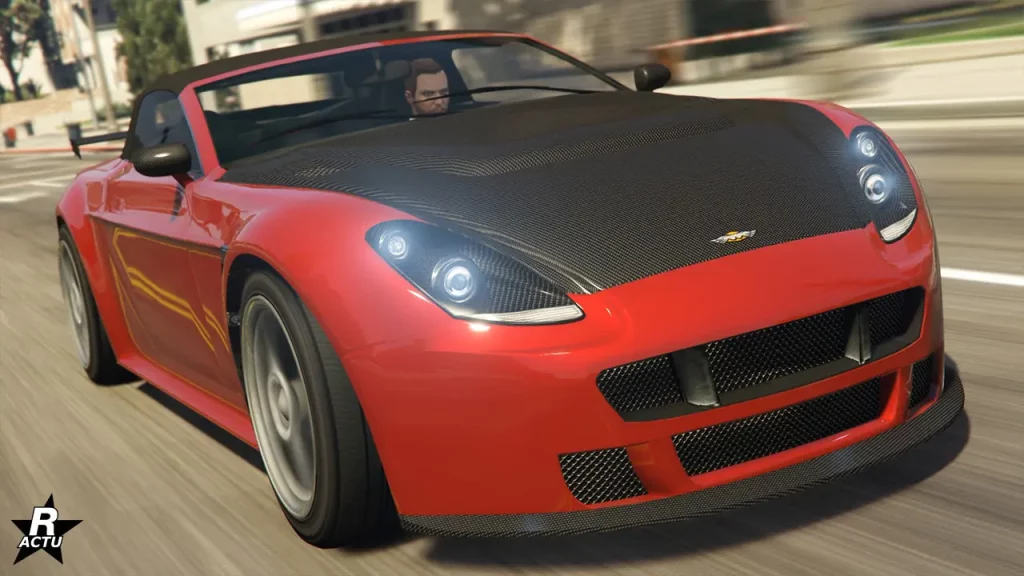 Vue avant du véhicule de sport Rapid GT dans sa version décapotable. La voiture de GTA Online est peinte en rouge et son carbone est fait de fibres de carbone noires. La capote de toit en toile noire est déployée sur le toit.