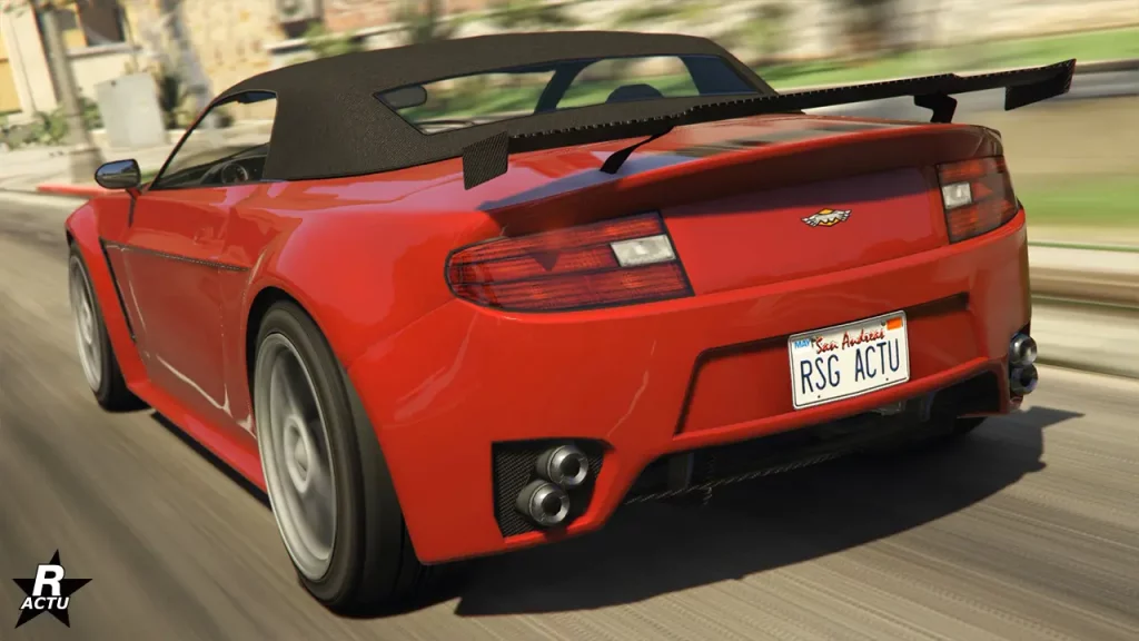 Vue arrière de la Rapid GT cabriolet, le bolide de GTA Online est peint en rouge, a un aileron GT en carbone sur le coffre et le toit en toile de la décapotable est déployée et recouvre le toit.