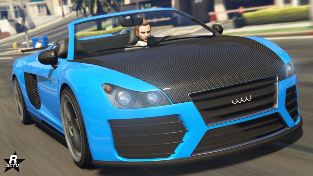 L'avant de la sportive Obey 9F Cabrio dans le jeu vidéo GTA Online de Rockstar Games. La voiture est présentée avec une couleur bleu fluo et un capot noir en carbone. Elle est en mode décapotable, où le toit en toile se trouve repliée dans le coffre.