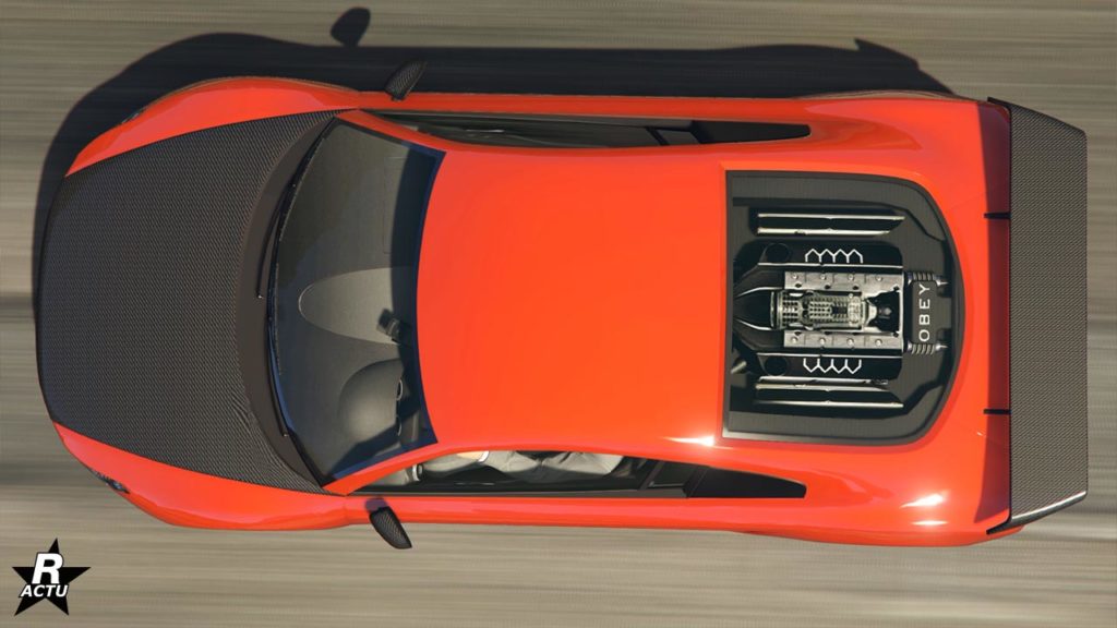 Vue du dessus de la sportive 9F circulant sur une route du jeu vidéo GTA Online. Le bolide est présenté sur l'image avec une carrosserie peinte en rouge. Le capot et l'aileron sont quant à eux en carbone. Le pare-brise arrière, donnant sur le bloc moteur, est particulièrement visible.
