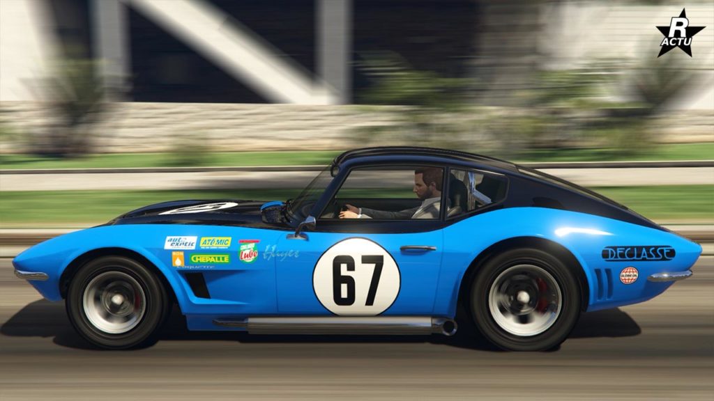Image donnant un aperçu d'un côté latéral du véhicule américain Coquette Classique dans sa version avec toit dans GTA Online. Le bolide est peint sur l'image en bleu et a des motifs de course sur sa carrosserie.