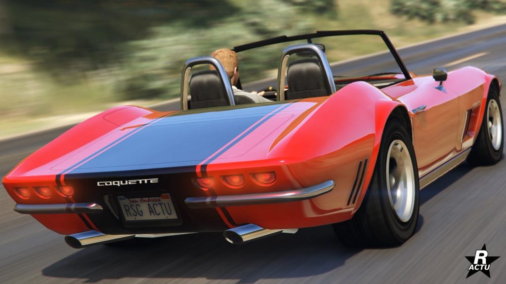 Vue arrière de l'Invetero Coquette classique qui est peinte en rouge. La voiture de GTA Online ne dispose pas de toit et a une décalcomanie d'une bande large noire sur le coffre.