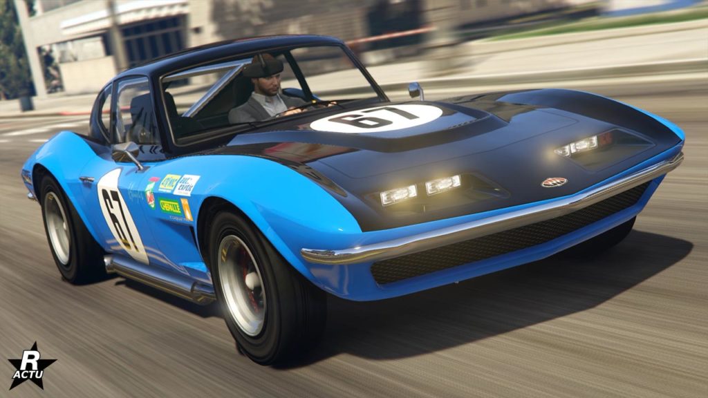 Image présentant l'avant de la voiture américaine Invetero Coquette classique dans sa version avec toit. La carrosserie est peinte en bleue clair, la partie supérieure à une décalcomanie qui recouvre de noir le haut du bolide et les côtés latéraux ont des autocollants de course, notamment le numéro "67" en grand dans un rond blanc.