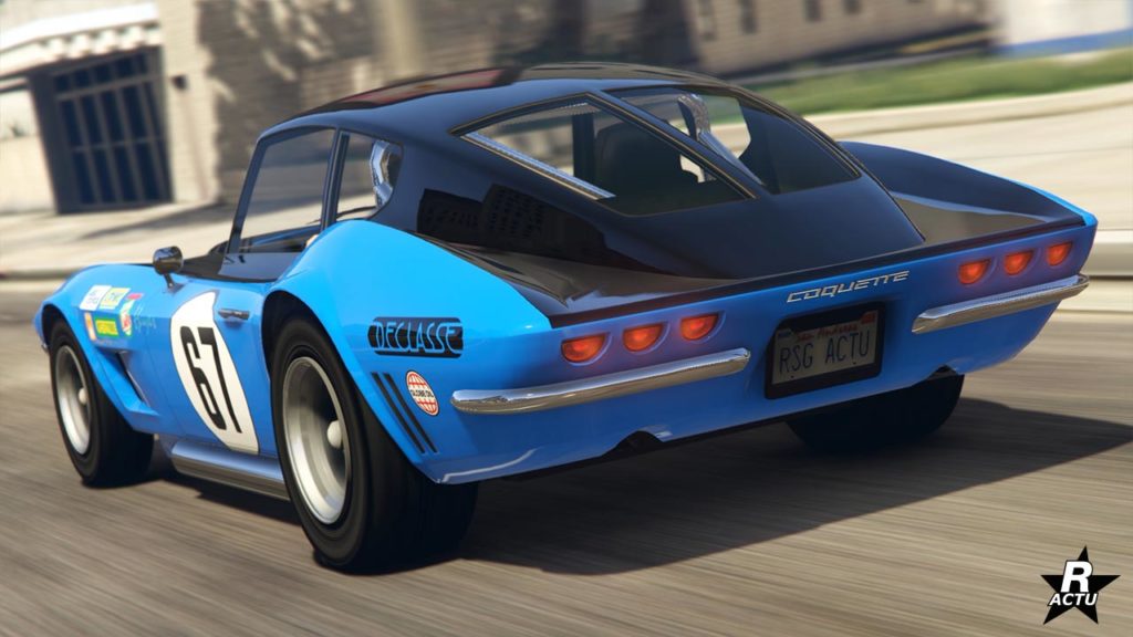 Vue arrière du véhicule de sport de collection Coquette Classique dans le jeu vidéo GTA Online de Rockstar Games. Il s'agit de la version avec toit et elle est peinte en bleue, à l'exception de son toit qui est peint en noir.