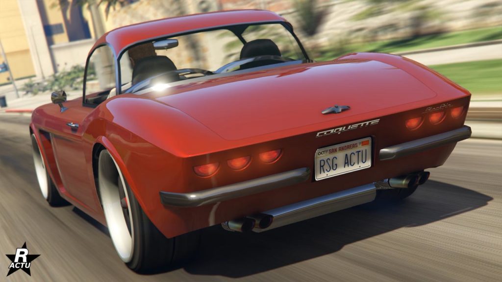 L'arrière de l'Invetero Coquette BlackFin dans sa version avec toit. La voiture de GTA Online est peinte intégralement en rouge sur l'image et elle a deux gros pots d'échappement sous le pare-chocs arrière.