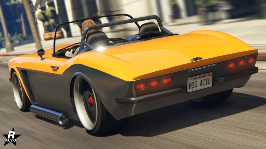 Vue arrière du modèle Coquette BlackFin du constructeur américain Invetero. La voiture ancienne à sa carrosserie peinte en deux tons, jaune pour la partie supérieure et gris foncé pour la partie inférieure. Le toit a été retiré, le véhicule est en mode décapotable et des arceaux de sécurité se trouve dans l'habitacle.