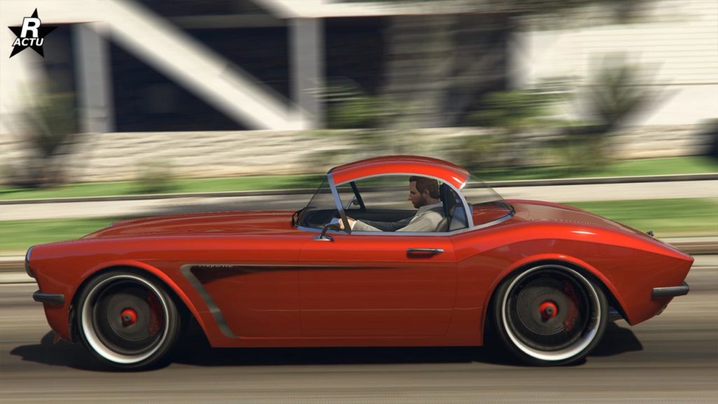 Vue de profil de la voiture Invetero Coquette BlackFin dans sa version avec toit dans le jeu vidéo GTA Online. Le véhicule est de couleur rouge.