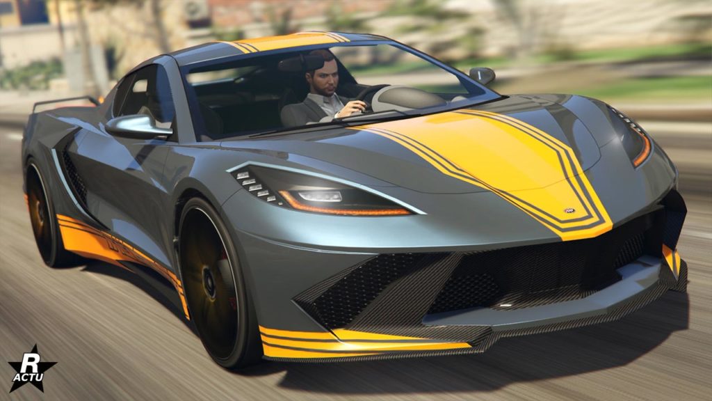 L'avant de la voiture de sport Coquette D10 roulant sur une route ensoleillés de Los Santos. Le véhicule américain est sur l'image peint en gris argenté, tout en étant surmonté d'un motif d'une bande jaune sur le capot et le toit, ainsi qu'une décalcomanie d'une seconde bande jaune au niveau du bas de caisse.