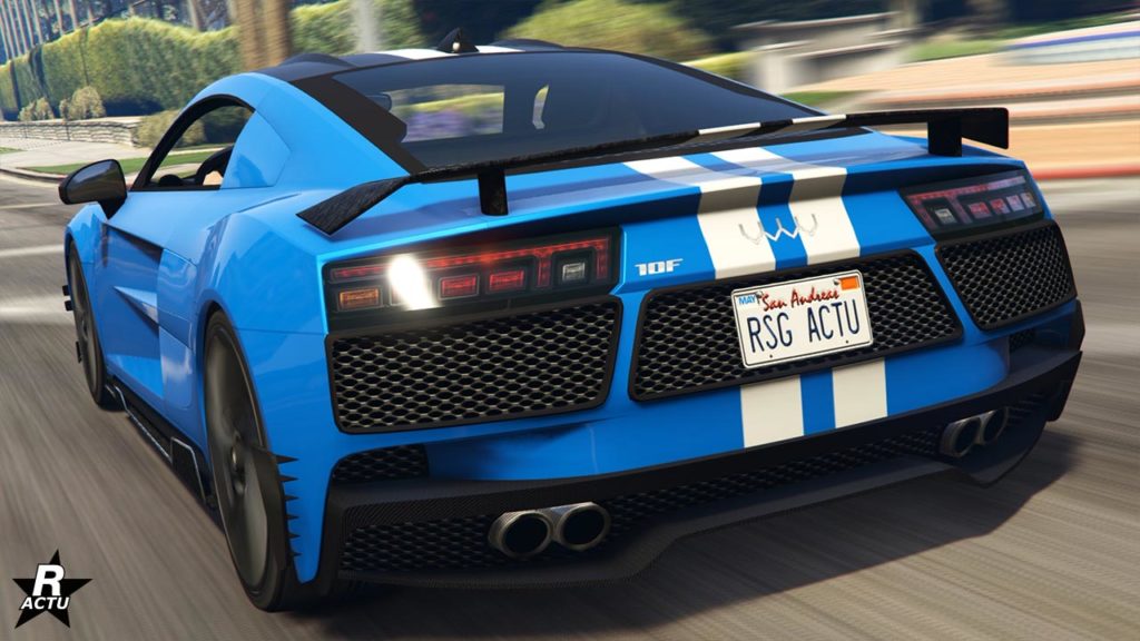 Vue arrière de la 10F qui s'inspire d'une Audi R8 4S. Cette voiture est peinte intégralement en bleu avec une décalcomanie d'une double bande blanche qui traverse verticalement la carrosserie. Un aileron est fixé au-dessus du pare-chocs, un aileron en carbone brut où ses extrémités rejoignent sous la forme d'ailes, la carrosserie.