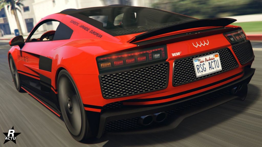 Vue arrière de l'Obey 10F en mouvement sur une route de GTA Online. Le bolide de sport est peint en rouge vif.