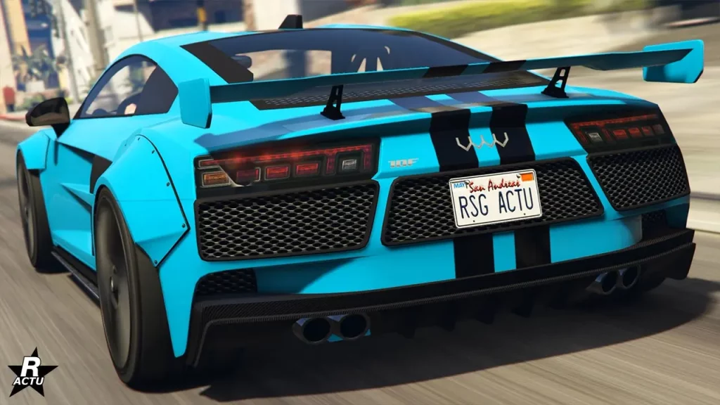 L'arrière du véhicule benny's 10F Large, également connue sous les noms de 10F Custom et 10F Widebody dans GTA Online. Le bolide est intégralement peint en bleu fluo et possède un motif d'une double bande noire qui traverse horizontalement le pare-chocs arrière et le coffre où un aileron GT se trouve.