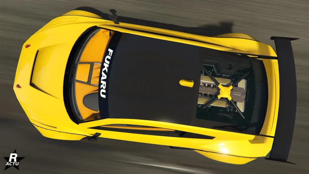 Vue du dessus de la voiture de sport allemande 10F Large dans le jeu GTA Online. Sa carrosserie est peinte en jaune, tandis que le toit est en carbone (noir). Le capot dispose d'une aération centrale, tandis qu'à l'arrière, le moteur est visible à travers la lucarne arrière et un aileron GT se trouve fixé au-dessus du coffre.