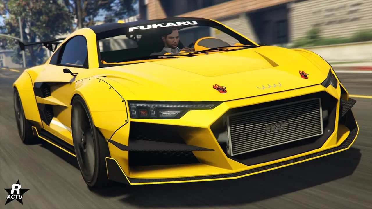 Image présentant l'avant de la voiture de sport Obey 10F Large en mouvement sur une route de GTA Online. Le bolide à sa carrosserie peinte en jaune, le radiateur du moteur est visible à travers la calandre absente et un pare-soleil noir avec l'inscription "Fukaru" se trouve au-dessus du pare-brise. Le kit de course installé par le garage Benny's est visible sur les cotés, laissant apparaître des ailes allongées vissées sur la carrosserie au niveau des roues avant.