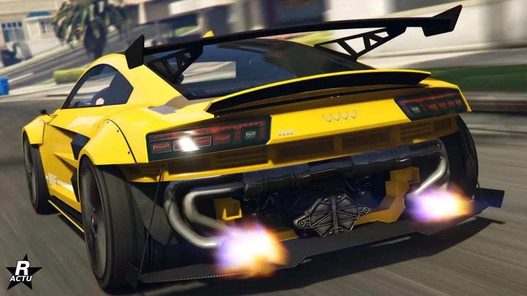 Vue arrière du véhicule de sport allemand 10F dans sa version customisée par Benny's dans GTA Online. Le bolide est de couleur jaune, son pare-chocs arrière est retiré, laissant apparaître le système d'échappements qui crache des flammes au niveau des sorties des pots. Un aileron géant de course en carbone se trouve au-dessus du pare-brise arrière, tandis qu'un second, un dynamique, se trouve actionné en forme de bec de canard à l'extrémité du coffre.