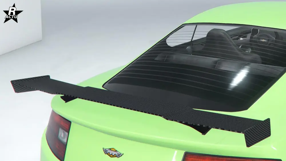 Aileron bas en carbone fixé sur le coffre du bolide de sport