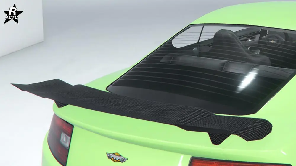 Aileron en carbone plus imposant que le premier.