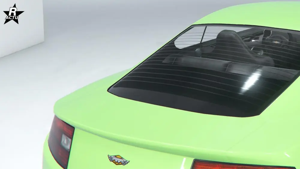 La voiture anglaise avec aucun aileron appliqué sur le coffre.