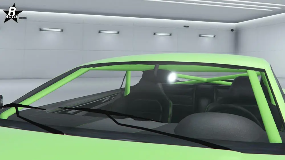 Option "Arceaux de sécurité, châssis" qui ajoute une cage d'arceaux de sécurité de course dans la couleur principale de la carrosserie, à l'intérieur de l'habitacle de la Rapid GT.