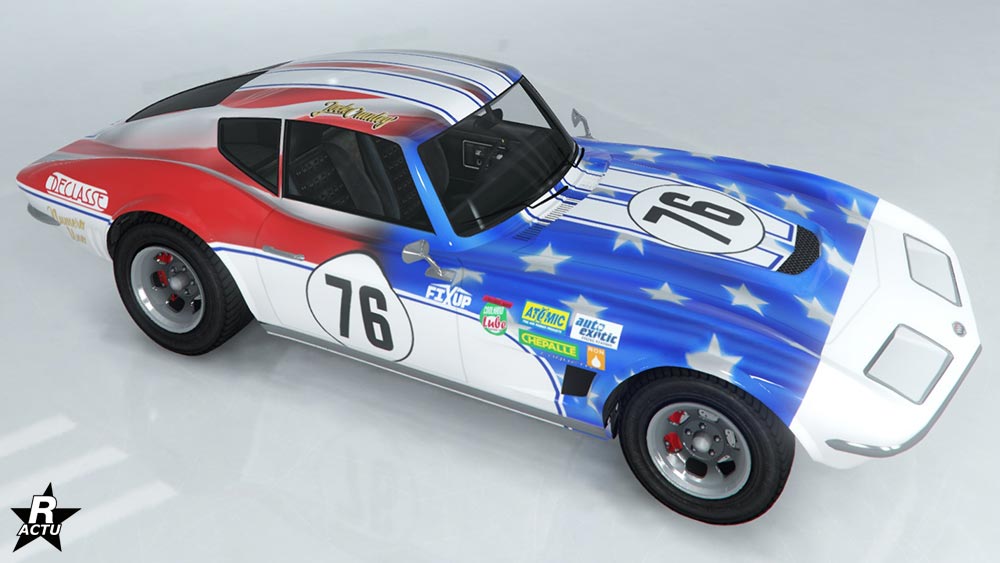 Motif "Vive la liberté" sur la Coquette Classique dans GTA Online. Il s'agit d'une décalcomanie ajoutant un vinyle aux couleurs du drapeau américain sur toute la carrosserie, ainsi que le numéro de course "76".