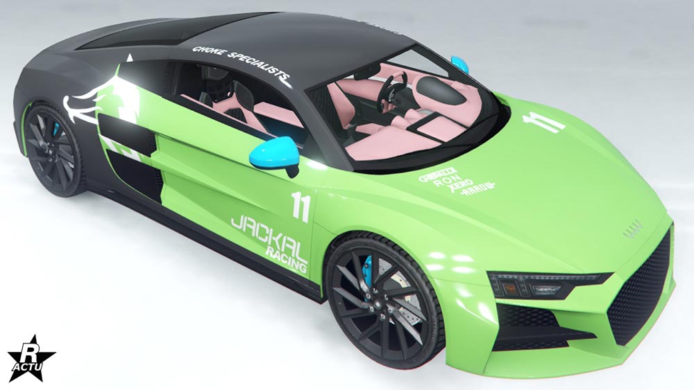 Vinyle de course "Jackal Racing" sur la carrosserie, le skin recouvre l'arrière et le toit d'une couleur gris anthracite, et ajoute diverses décalcomanies de course en blanc un peut partout.
