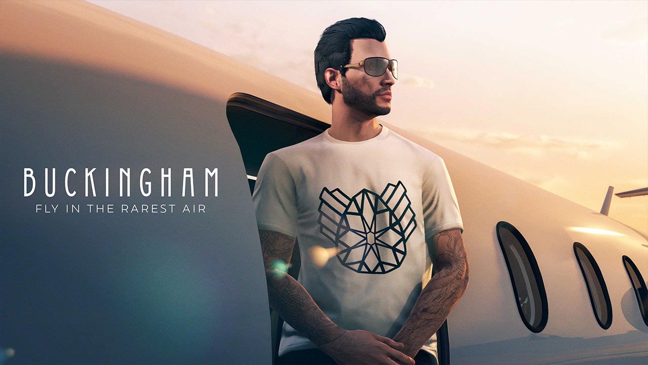 Un personnage jouable masculin de GTA Online, descendant les marches d'un jet privé, tout en portant le t-shirt "Buckingham luxe".