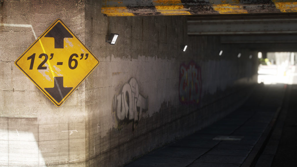 Vue rapprochée d'un mur de renforcement d'un pont autoroutier dans Grand Theft Auto V. L'image met en avant la qualité visuelle de la luminosité de NaturalVision Enhanced.