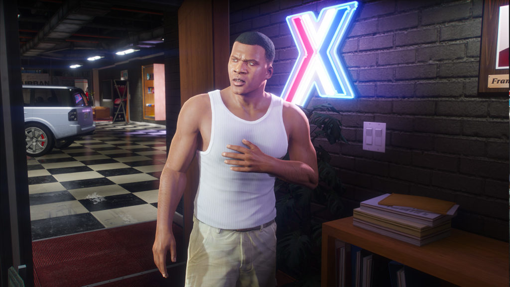 Franklin Clinton dans le bureau de la concession automobile de Simeon dans GTA V. Le néon Premium Deluxe Motorsport en arrière plan illumine la pièce.