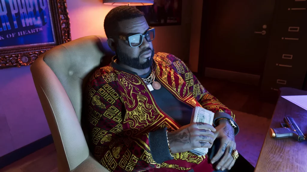 Boobie Ike dans sa boîte de nuit avec une liasse de billets