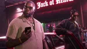 Boobie Ike regardant son téléphone