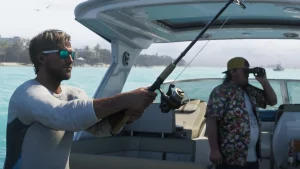 Jason Duval pêchent sur un bateau