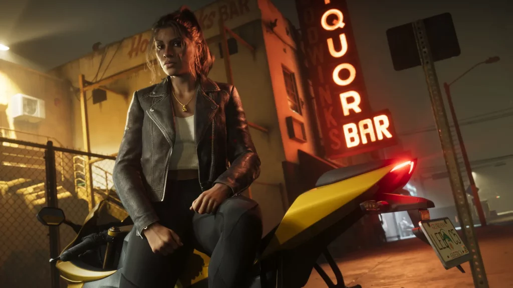Lucia Caminos assise sur une moto en pleine nuit
