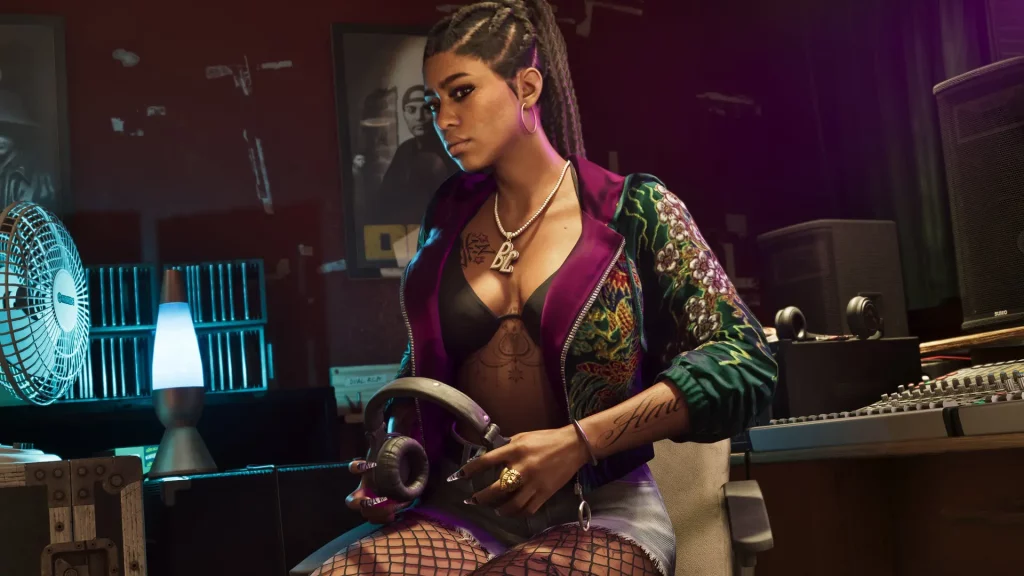 Real Dimez assise dans un nightclub tout en tenant dans ses mains, un casque audio.