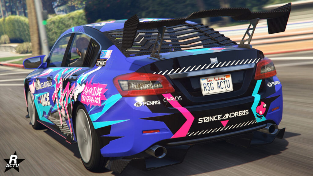 L'arrière du véhicule japonais avec des motifs de carrosserie roses et cyans dans l'univers du drift. Une persienne en carbone recouvre le pare-brise arrière et un gros aileron en carbone se trouve quant à lui sur le dessus du coffre.