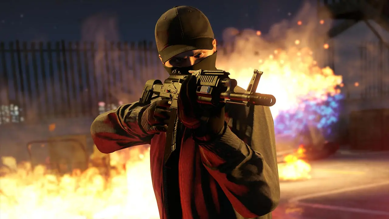 Un joueur de GTA Online portant un masque, tout en étant entouré par des flammes dans les missions de blanchiment d'argent de l'update Money Fronts.