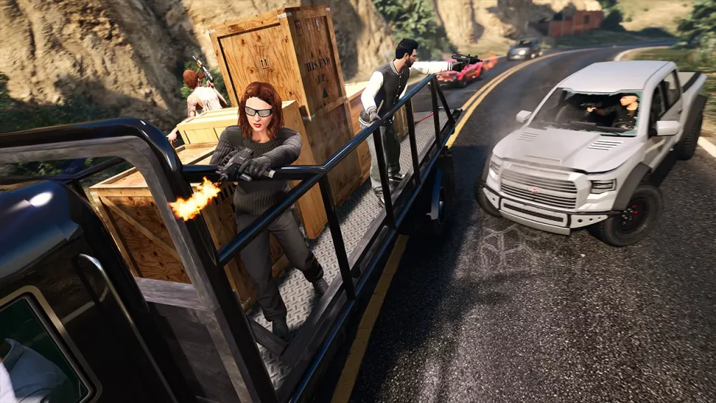Deux personnages de GTA Online à l'arrière d'un camion, tout en étant poursuivit dans une mission de la mise à jour "Argent sale et affaires propres".