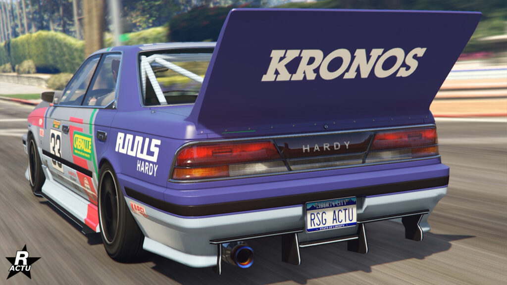 L'arrière du bolide japonais des années 1990, Nissan Laurel. Elle est peinte principalement en mauve et elle dispose d'un aileron immense sur le dessus du coffre.